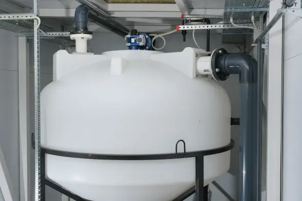 Емкость ЦКТ 3000 л с патрубком 90мм с фланцем под плотность до 1,2 г/см3 белая в обрешетке с лестницей