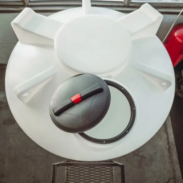 Емкость ЦКТ 5000 л с патрубком 160мм с фланцем белая в обрешетке с лестницей