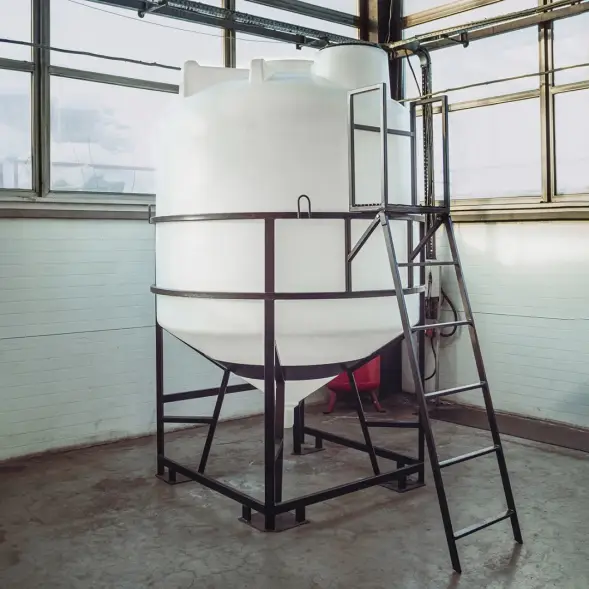 Емкость ЦКТ 5000 л с патрубком 90мм с фланцем под плотность до 1,2 г/см3 белая в обрешетке с лестницей