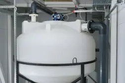 Емкость ЦКТ 3000 л с патрубком 110мм с фланцем под плотность до 1,5 г/см3 белая в обрешетке с лестницей