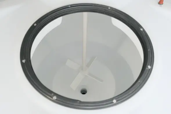 Емкость ЦКТ 3000 л с патрубком 160мм с фланцем под плотность до 1,2 г/см3 белая в обрешетке