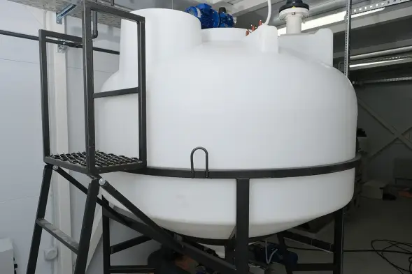 Емкость ЦКТ 3000 л с патрубком 160мм с фланцем под плотность до 1,5 г/см3 белая в обрешетке с лестницей