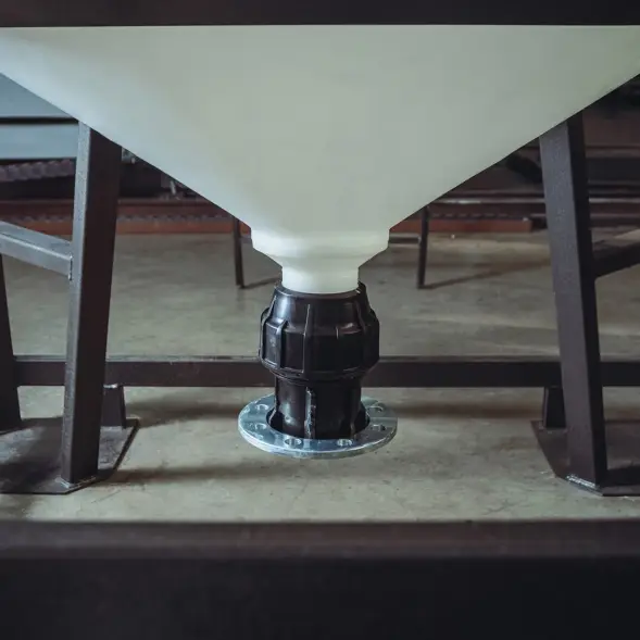 Емкость ЦКТ 3000 л с патрубком 160мм с фланцем под плотность до 1,5 г/см3 белая в обрешетке с лестницей