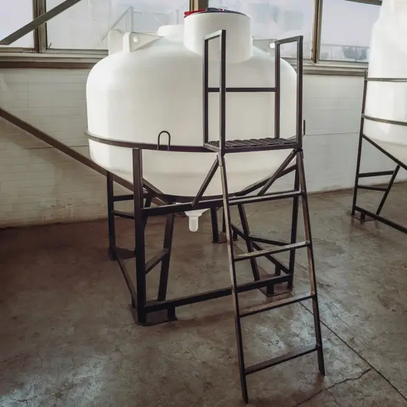 Емкость ЦКТ 3000 л с патрубком 90мм с фланцем под плотность до 1,2 г/см3 белая в обрешетке с лестницей