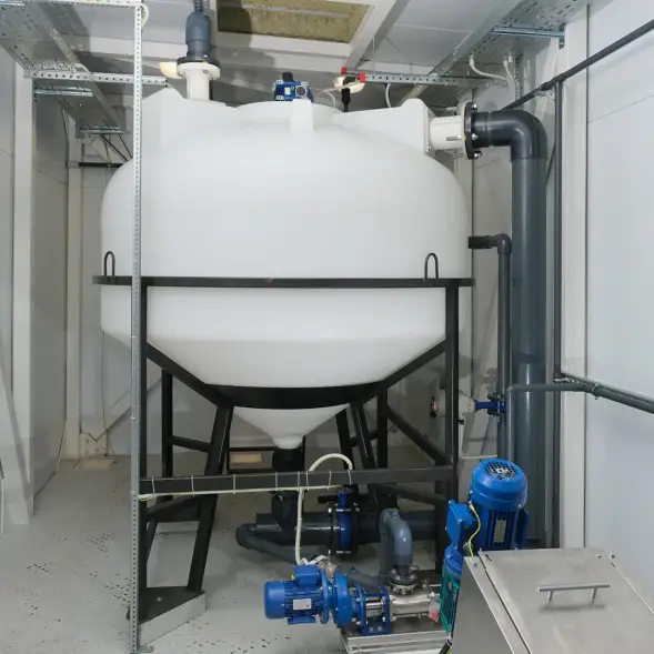 Емкость ЦКТ 3000 л с патрубком 90мм с фланцем под плотность до 1,5 г/см3 белая в обрешетке