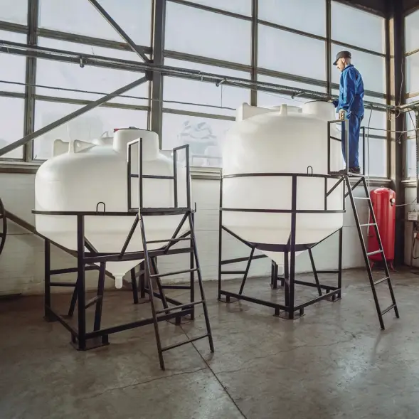 Емкость ЦКТ 5000 л с патрубком 110мм с фланцем под плотность до 1,2 г/см3 белая в обрешетке