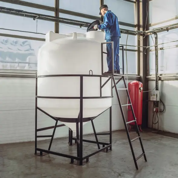 Емкость ЦКТ 5000 л с патрубком 110мм с фланцем под плотность до 1,2 г/см3 белая в обрешетке