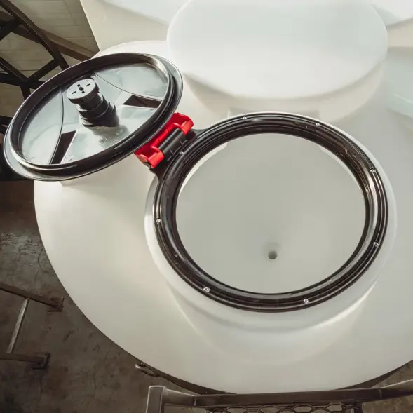 Емкость ЦКТ 3000 л с патрубком 110мм с фланцем белая в обрешетке с лестницей