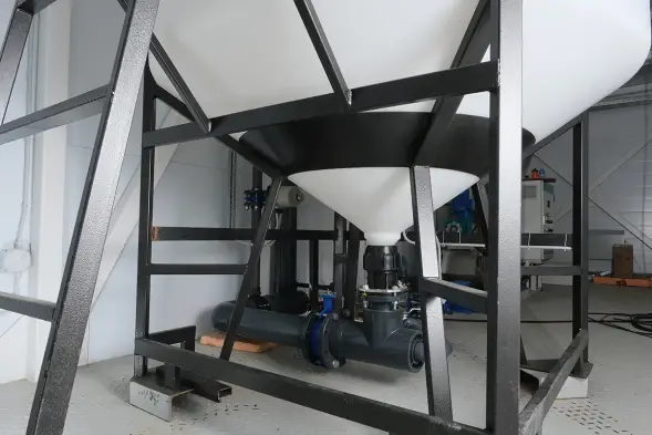 Емкость ЦКТ 3000 л с патрубком 160мм белая в обрешетке с лестницей