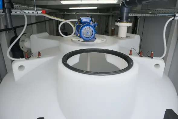 Емкость ЦКТ 3000 л с патрубком 160мм белая в обрешетке с лестницей