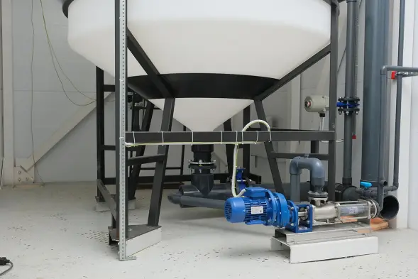 Емкость ЦКТ 3000 л с патрубком 160мм белая в обрешетке с лестницей