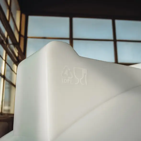 Емкость ЦКТ 3000 л с патрубком 160мм белая в обрешетке с лестницей