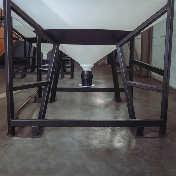 Емкость ЦКТ 3000 л с патрубком 160мм белая в обрешетке с лестницей