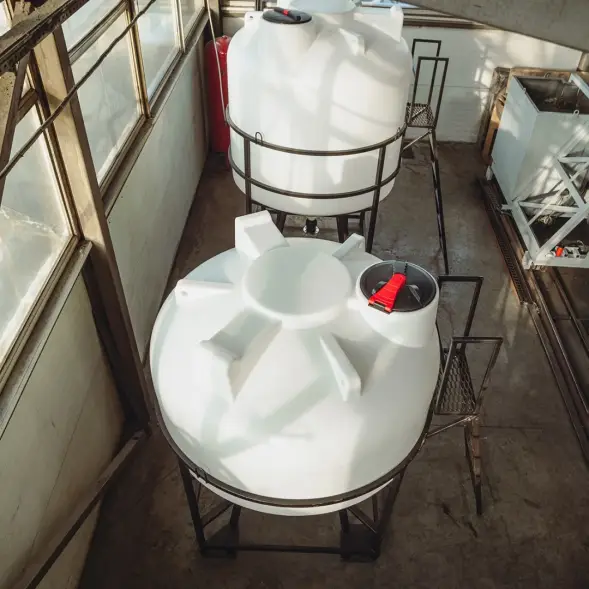 Емкость ЦКТ 3000 л с патрубком 160мм белая в обрешетке с лестницей