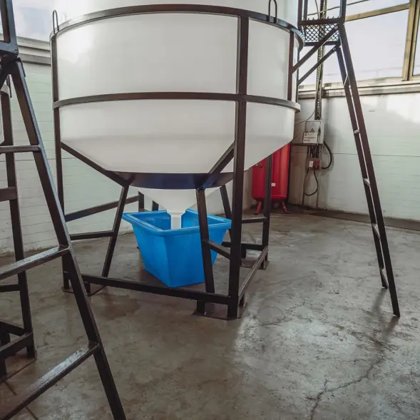 Емкость ЦКТ 5000 л с патрубком 90мм под плотность до 1,2 г/см3 белая в обрешетке