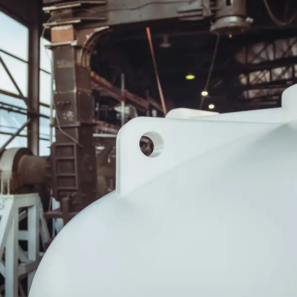 Емкость ЦКТ 3000 л с патрубком 160мм с фланцем белая в обрешетке с лестницей